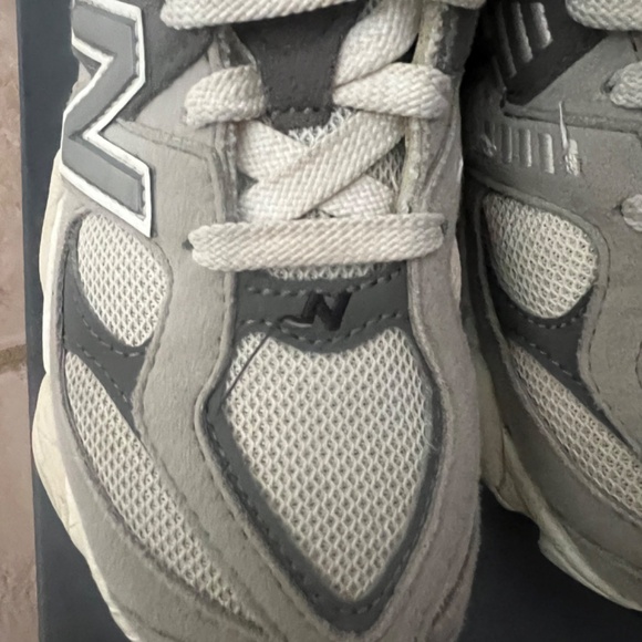 New Balance Kids 9060 Grey/Grey Size 13C - Picture 4 of 16